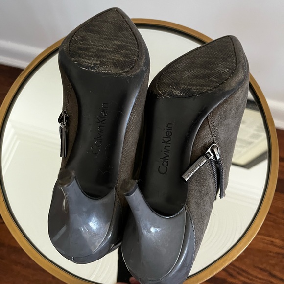 GREY SUEDE AND PATENT LEATHER SHOOTIES - Picture 4 of 9